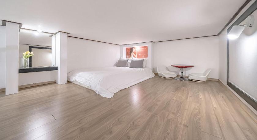 Image of Studio 2 0