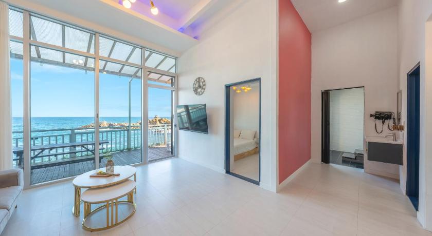 Yeongdeok yeongdeok chaeumneul poolvilla 4-Star Guesthouse restaurant