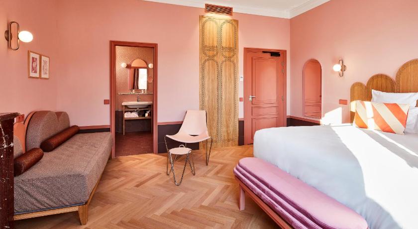 Image of 1 Queen And 1 Single, Nonsmoking, Junior Suite 1