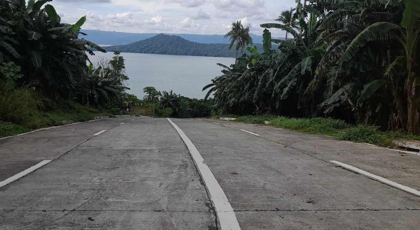 Private Resort Overlooking Taal Lake - image 26