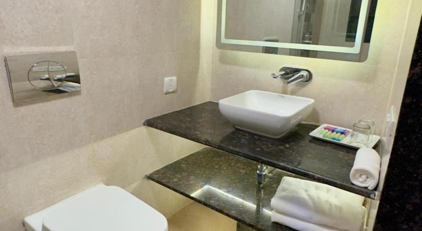 Image of Cottage Room with Partial Mountain View 10
