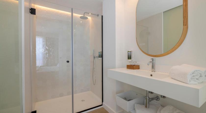 Image of Twin Room Sea view with Balcony 2