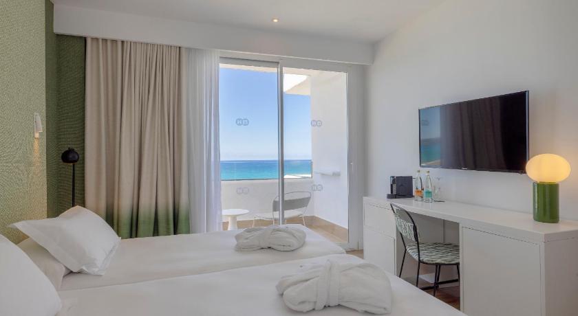 Image of Premium Twin Room Sea View with Balcony 4