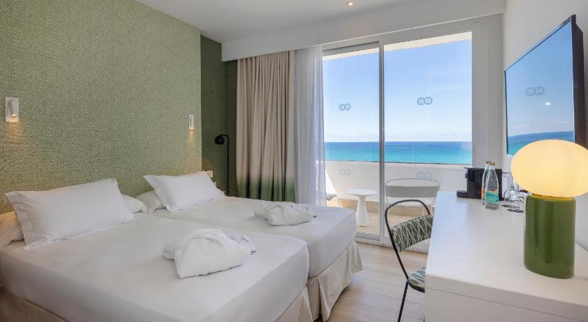 Image of Premium Twin Room Sea View with Balcony 3