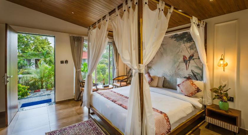 Suite with Pool View