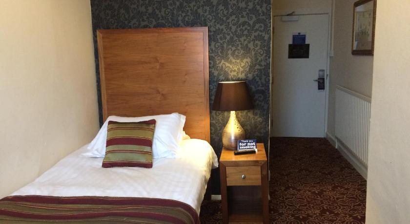 The Three Tuns Hotel Wetherspoon photo