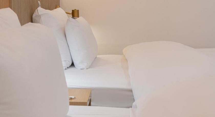 Image of Deluxe Twin 15