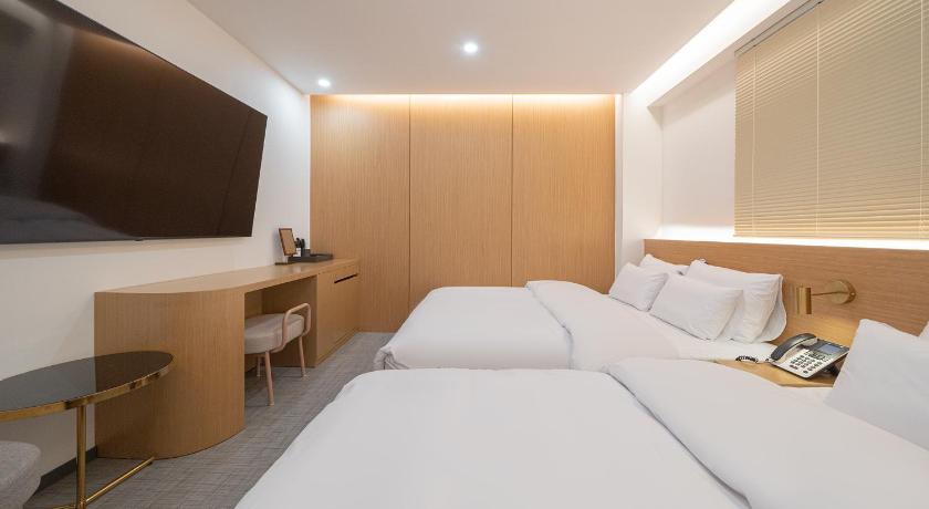 Image of Queen Room with Two Queen Beds 1