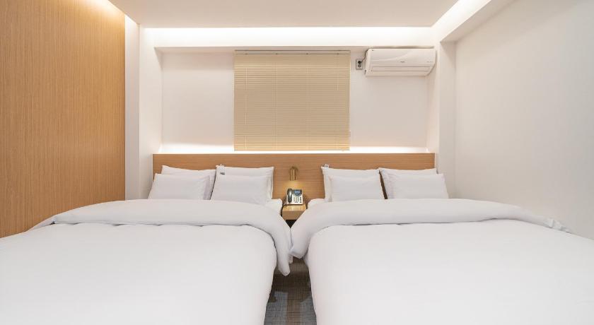 Image of Queen Room with Two Queen Beds 6