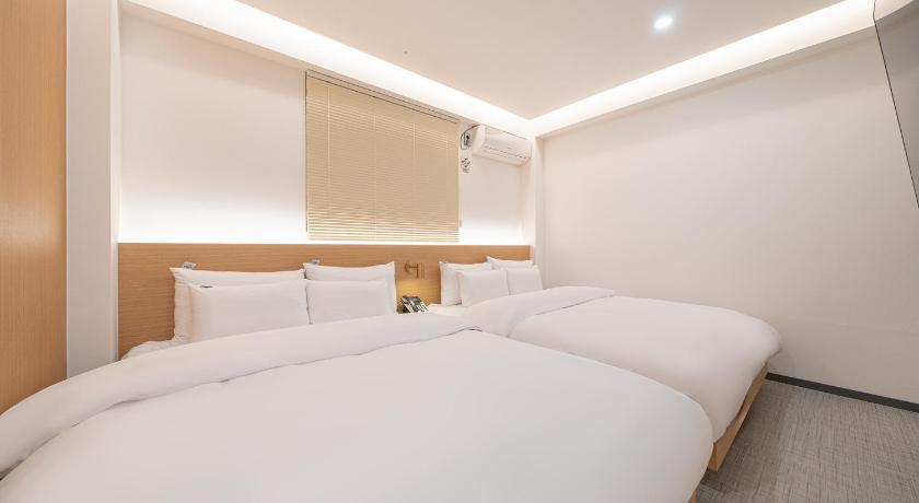 Image of Queen Room with Two Queen Beds 3