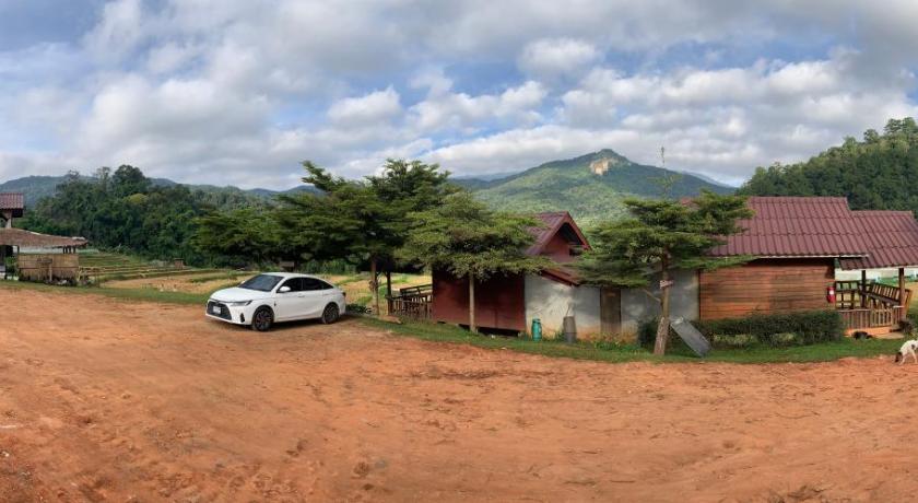 Chom Thong บ้านพักเคียงนา 2-Star Hotel pool