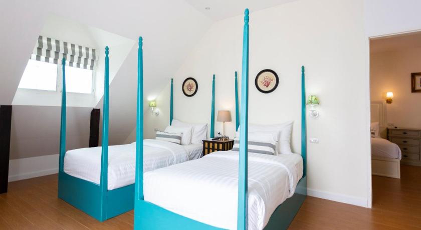 Image of Connecting Family Room 5