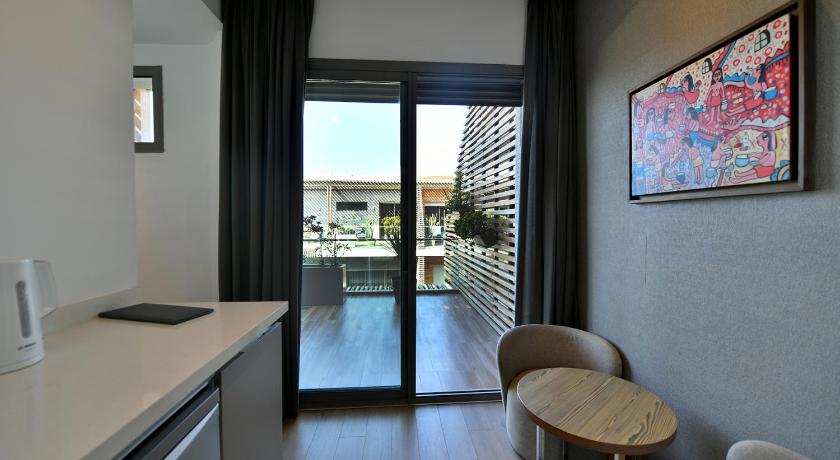 Image of Deluxe Studio 5