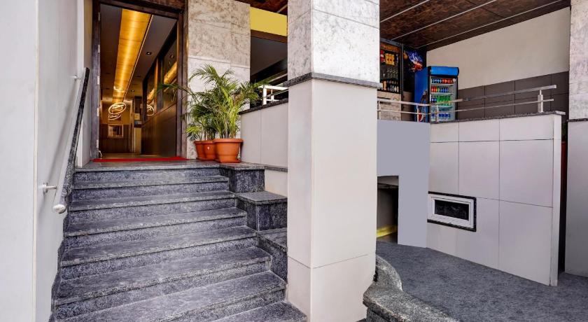 Super Collection O Metro Park Opposite Kalasipalya Bus stand – Bangalore, MN