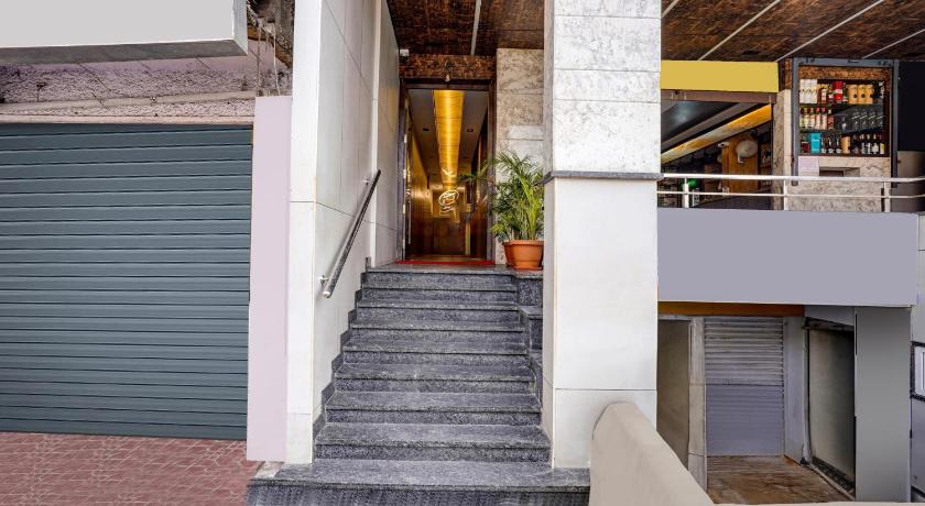Super Collection O Metro Park Opposite Kalasipalya Bus stand – Bangalore, MN