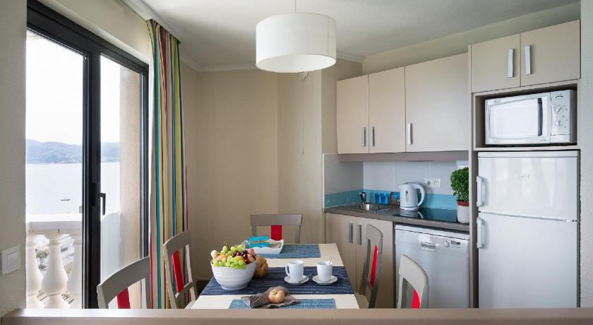 Image of Superior Two-Bedroom Apartment with Sea View (6 Adults) 6