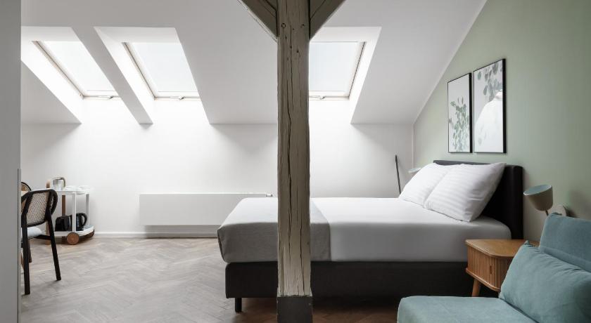 Image of Queen Room with Sofa Bed 4