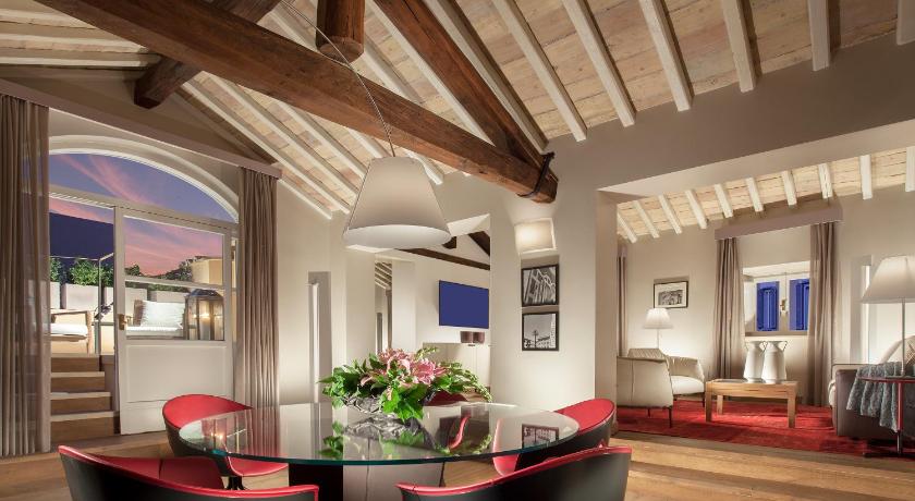 ローマ Palazzo Scanderbeg ホテル プール