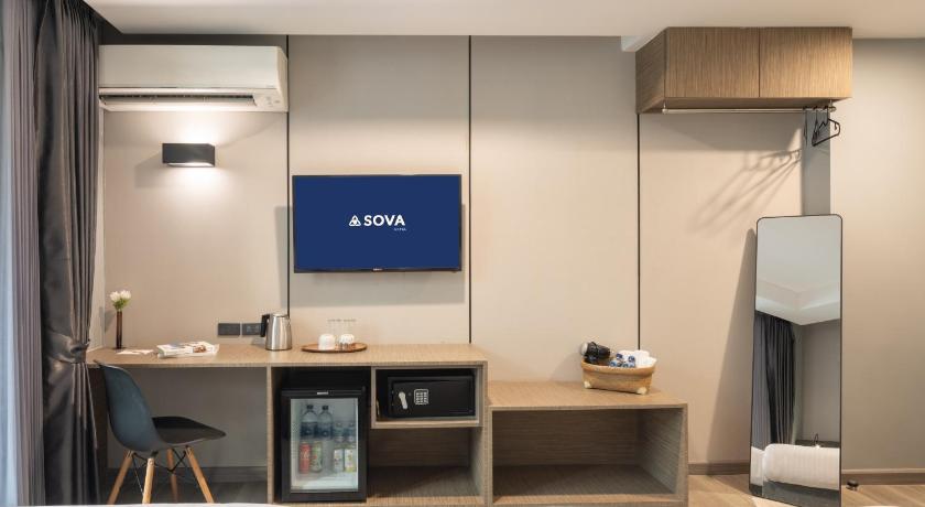 Image of Deluxe Queen Room 13