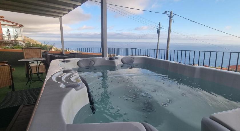 Refugio com jacuzzi e vista mar