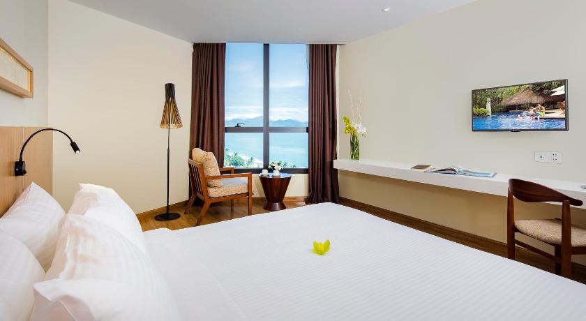 Image of Deluxe Partial Ocean View King Room 6