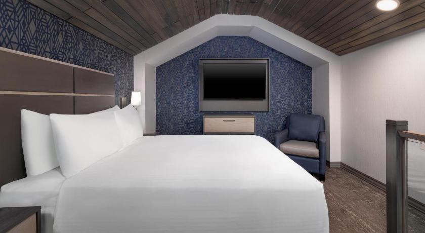 Image of 1 King 1 Queen, Nonsmoking, Loft Bedroom, Sofabed, Full Kitchen 5