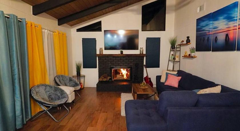 クレストライン Beautiful Renovated Cozy Forest Home with Hot Tub in Crestline 4つ星 宿泊施設 客室