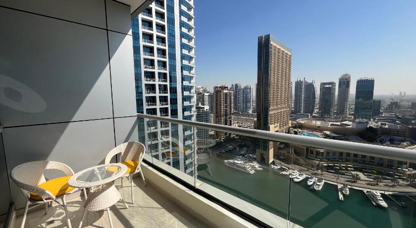 Stunning 1 bedroom with Balcony - Full Marina view - image 10