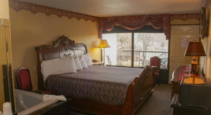 Image of Deluxe King Room with Spa Bath 13