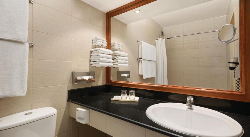 Image of 1 King Bed, Deluxe Room, Non-Smoking 7