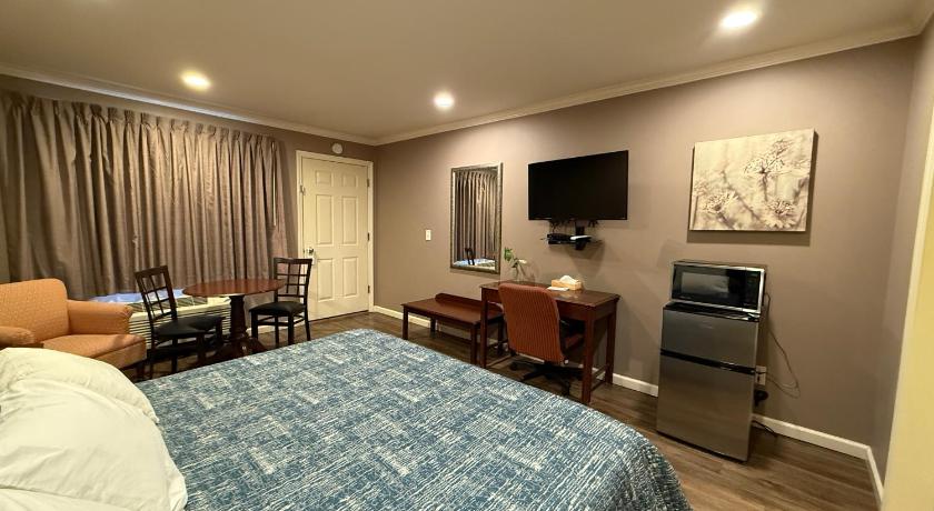 Brewster (NY) Heidi's Inn 4-Star Accommodation pool