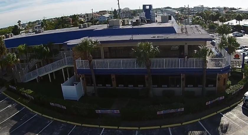 a large building with a boat on top of it, Inn on the Gulf in Hudson (FL)