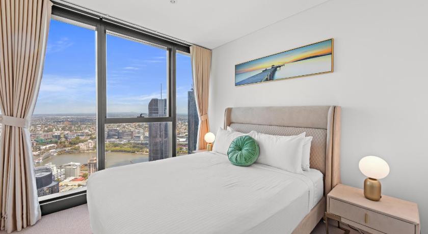 Image of 3-Bedroom 2 Bathroom Sky High River View Deluxe Apartment 6