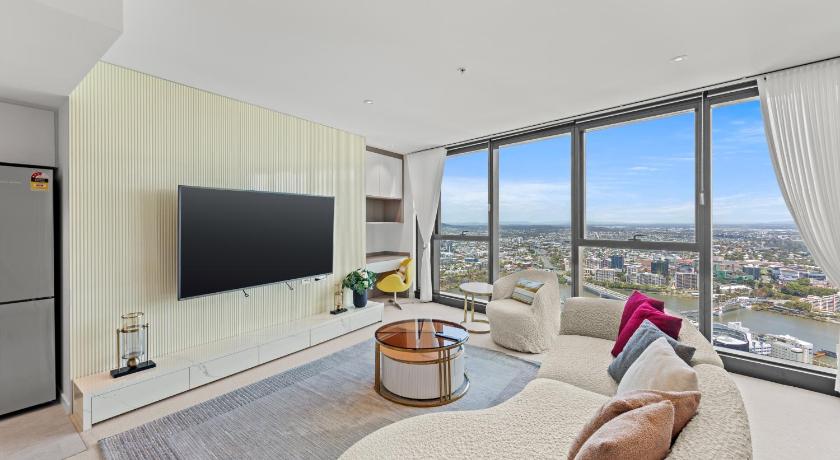 Image of 3-Bedroom 2 Bathroom Sky High River View Deluxe Apartment 0