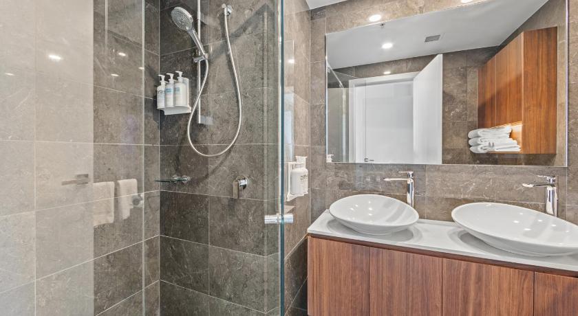 Image of 3-Bedroom 2 Bathroom Sky High River View Deluxe Apartment 17