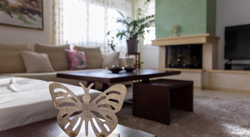 卡尔季察 Sunshine Retreat Apartment 4星级 单人房 泳池