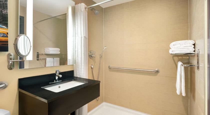 Image of Accessibility - 1 Queen, Roll-in Shower, Nonsmoking 2