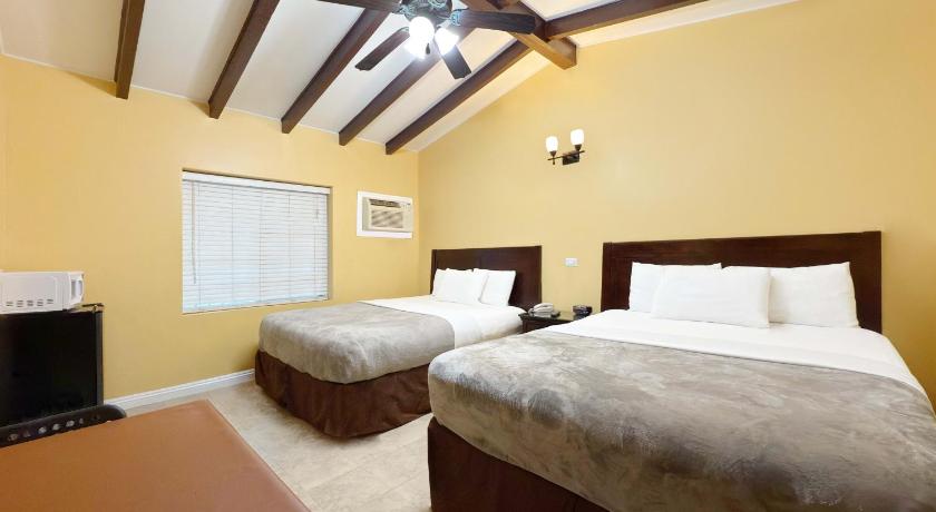 Image of Standard Two Queen Beds Plus Sofabed 4