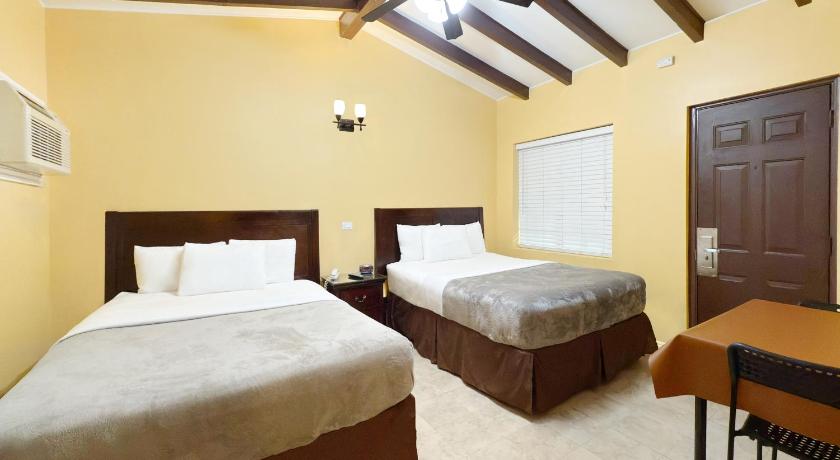 Image of Standard Two Queen Beds Plus Sofabed 3