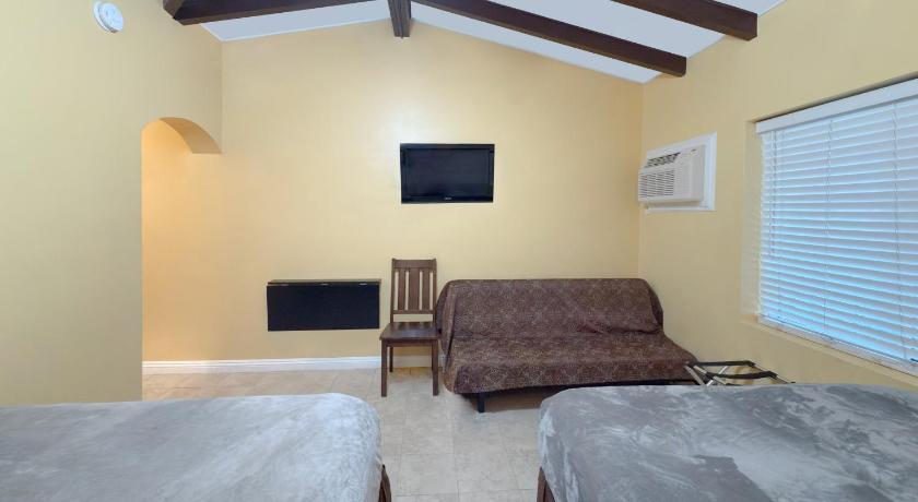 Image of Standard Two Queen Beds Plus Sofabed 13