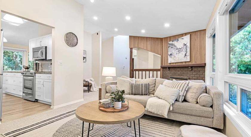 Multi functional Family Home in Redmond and only four mins to MSFT