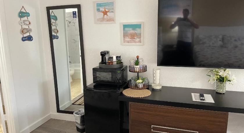 Sarasota All-New, Heated Pool, Tiki Bar & Grill, Great Wifi 3-Star Accommodation restaurant