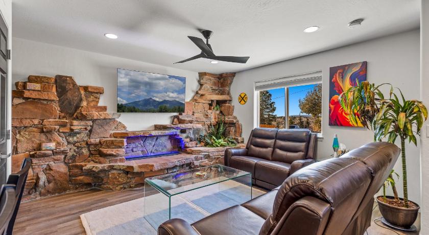 Decorated for the Holidays! 2BDR Home in Downtown Flagstaff