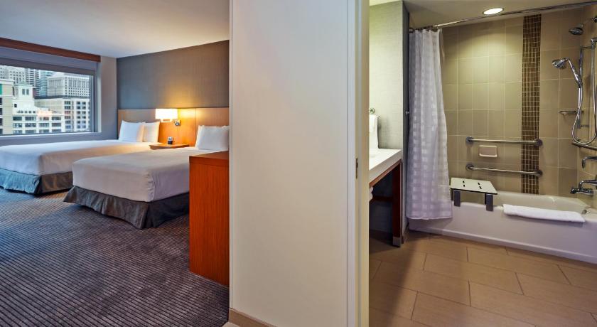 Image of Accessible Two Queen Beds/tub (with Sofa Bed) 1