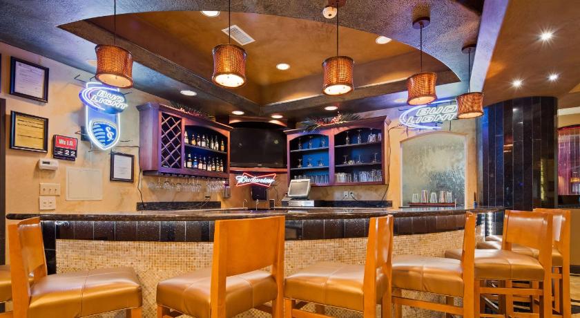 Best Western Premier Kansas City Speedway Inn & Suites - image 7