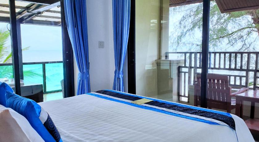 Image of Deluxe Jacuzzi 6