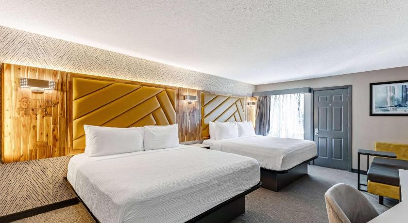 Image of 2 King Beds, Suite, Mountain View, Jetted Tub, Non-Smoking 0