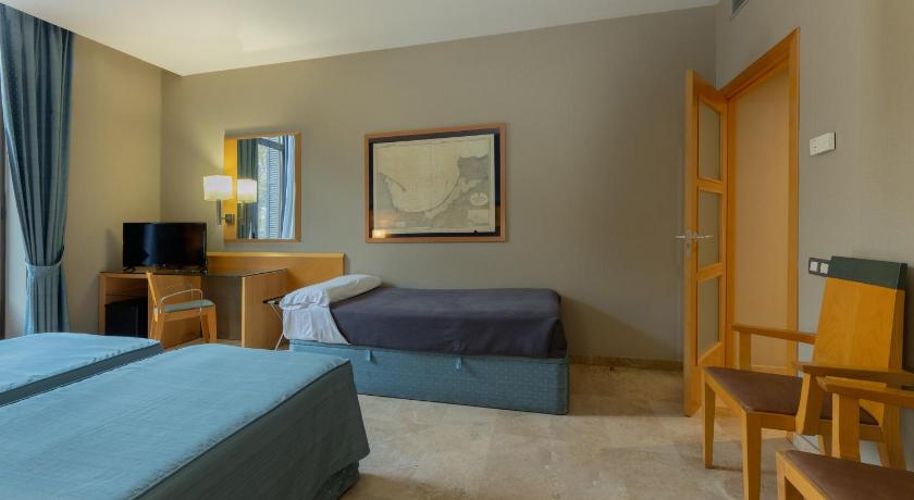 Szoba kétszemélyes ággyal, pótággyal és erkéllyel (Double Room with Extra Bed and Balcony) fotója 6