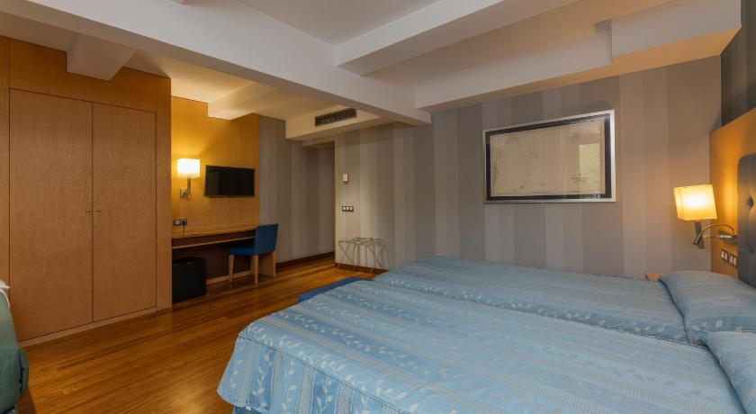 Szoba kétszemélyes ággyal, pótággyal és erkéllyel (Double Room with Extra Bed and Balcony) fotója 1