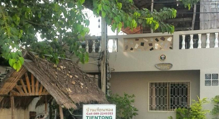 a small restaurant with a sign on the side of the building, Tientong Guesthouse in Hua Hin / Cha-am